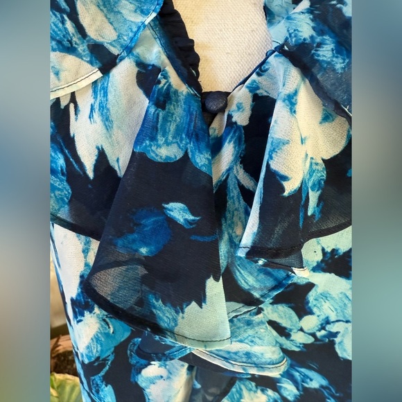 Karl Lagerfield, ladies XL sleeveless ruffled summertime blouse, excellent cond - Picture 3 of 14